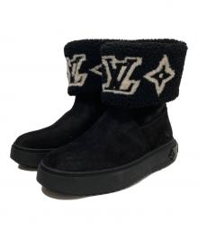 LOUIS VUITTON（ルイ ヴィトン）の古着「SNOWDROP FLAT ANKLE BOOT スノードロップライン アンクルブーツ LVロゴ ムートンブーツ TC0251」｜ブラック