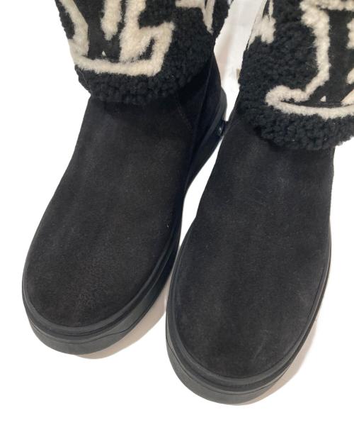 LOUIS VUITTON（ルイ ヴィトン）LOUIS VUITTON (ルイ ヴィトン) SNOWDROP FLAT ANKLE BOOT スノードロップライン アンクルブーツ LVロゴ ムートンブーツ TC0251 ブラック サイズ:SIZE 371/2の古着・服飾アイテム