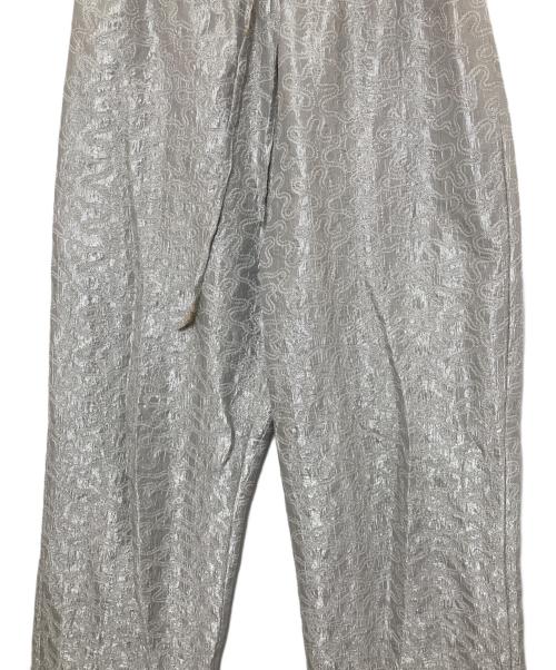 6(ROKU) BEAUTY&YOUTH（ロク ビューティーアンドユース）6(ROKU) BEAUTY&YOUTH (ロク ビューティーアンドユース) シルバーカラー エンブロイダリー パンツ グレー サイズ:Sの古着・服飾アイテム