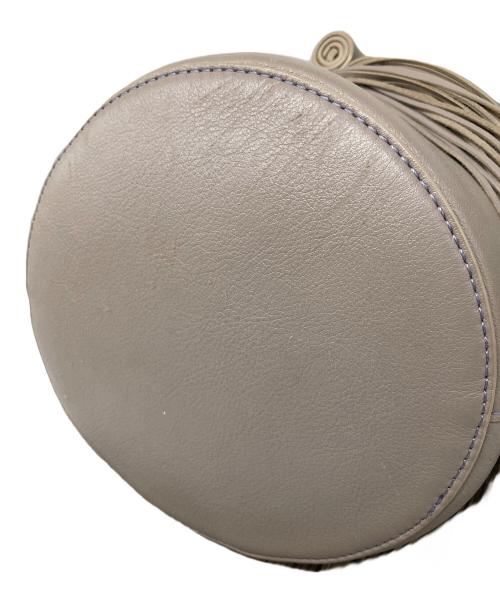 J&M DAVIDSON（ジェイ＆エム デヴィッドソン）J&M DAVIDSON (ジェイ＆エム デヴィッドソン) フリンジショルダーバッグ グレーの古着・服飾アイテム