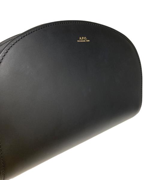 A.P.C.（アーペーセー）A.P.C. (アーペーセー) ハーフムーンショルダーバッグ ブラックの古着・服飾アイテム