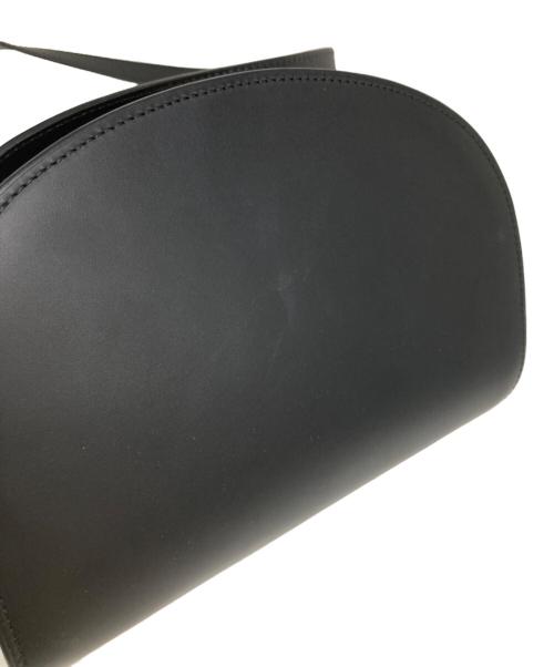 A.P.C.（アーペーセー）A.P.C. (アーペーセー) ハーフムーンショルダーバッグ ブラックの古着・服飾アイテム