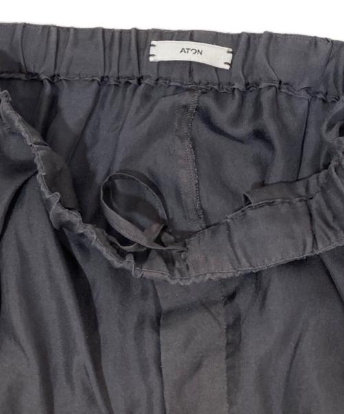 ATON（エイトン）ATON (エイトン) TRAVEL SILK TWILL WIDE PANTS グレー サイズ:02の古着・服飾アイテム