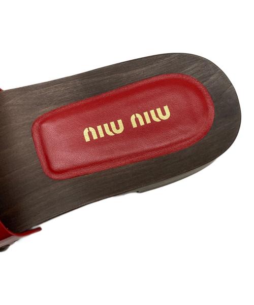 MIU MIU（ミュウミュウ）MIU MIU (ミュウミュウ) パテントレザー クロッグ ブラウン×レッド サイズ:37の古着・服飾アイテム