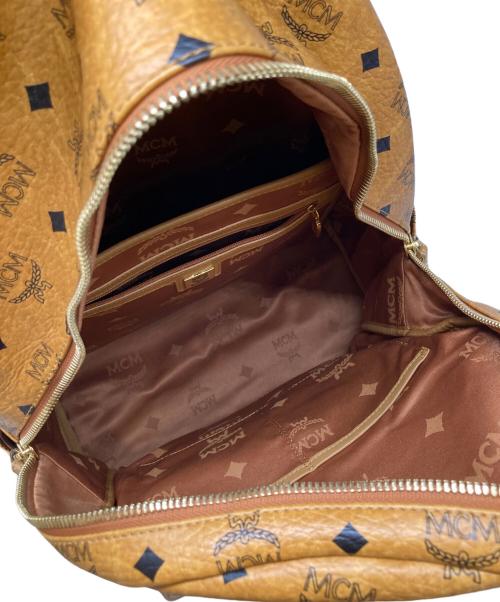 MCM（エムシーエム）MCM (エムシーエム) スタッズリュック ブラウンの古着・服飾アイテム