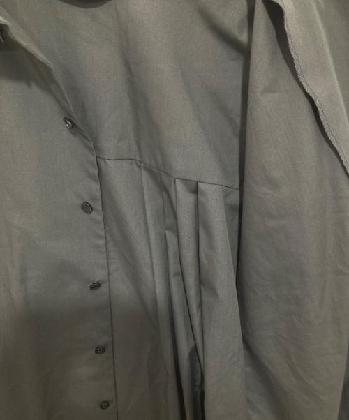 RIM.ARK（リムアーク）RIM.ARK (リムアーク) Under tuck volume 2way tops　アンダータックボリュームツーウェイブラウス　460GAS30-0190 グレー サイズ:36の古着・服飾アイテム