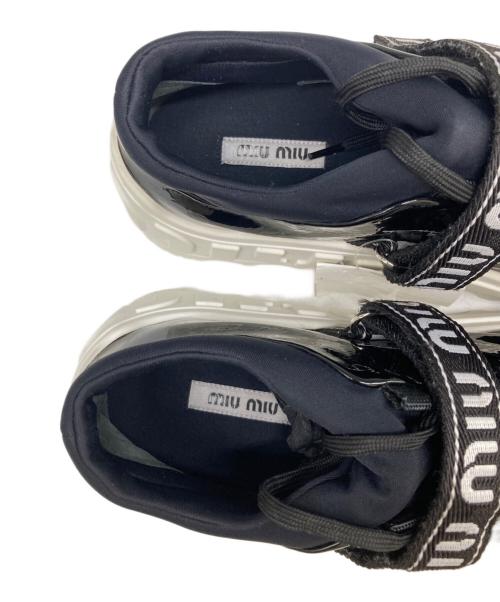 MIU MIU（ミュウミュウ）MIU MIU (ミュウミュウ) ロゴベルト厚底スニーカー ブラック サイズ:38の古着・服飾アイテム