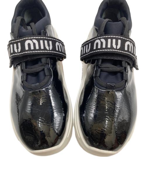MIU MIU（ミュウミュウ）MIU MIU (ミュウミュウ) ロゴベルト厚底スニーカー ブラック サイズ:38の古着・服飾アイテム