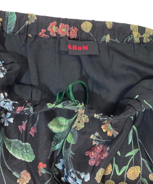 CABAN（キャバン）CABaN (キャバン) シルク パレルモフラワープリントサイドスリットスカート ブラック サイズ:SIZE Freeの古着・服飾アイテム