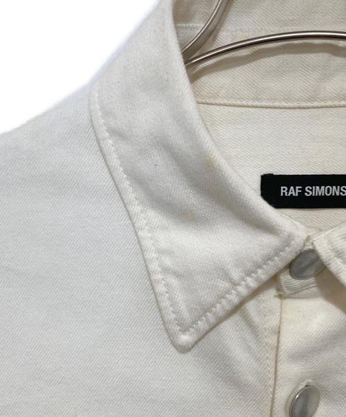 RAF SIMONS（ラフシモンズ）RAF SIMONS (ラフシモンズ) BIG FIT DENIM SHIRT with TWO PATCHE（ビッグフィットシャツ）/ オーバーサイズドシャツ　191-248 ホワイト サイズ:Sの古着・服飾アイテム