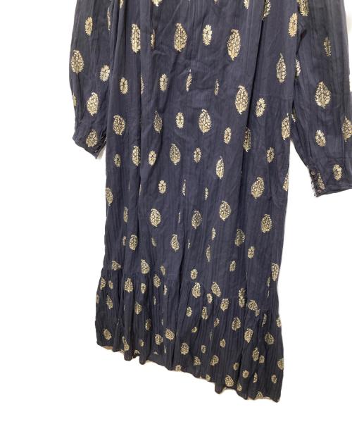 ne quittez pas（ヌキテパ）ne quittez pas COTTON DOBBY ST FOIL PRINT NECK GATHER DRESS（コットン ドビーストライプ フォイルプリントネックギャザードレス）/ ワンピース　010442GL1 サイズ:Mの古着・服飾アイテム