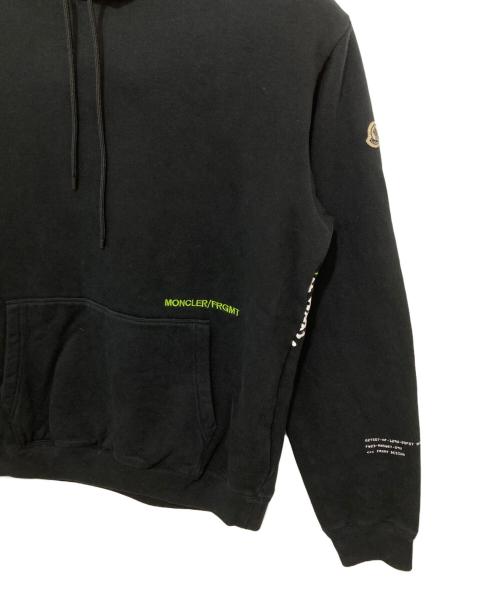 MONCLER（モンクレール）MONCLER (モンクレール) FRAGMENT (フラッグメント) Sweat pullover foodie バックプリントスウェットプルオーバーパーカー　ENIUS7　I209U8G00007 M2372 ブラック サイズ:Mの古着・服飾アイテム