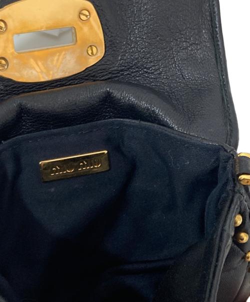 MIU MIU（ミュウミュウ）MIU MIU (ミュウミュウ) ロゴ　キルティングスタッズミニショルダーバッグ ブラックの古着・服飾アイテム