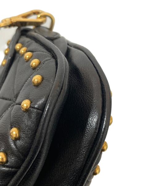 MIU MIU（ミュウミュウ）MIU MIU (ミュウミュウ) ロゴ　キルティングスタッズミニショルダーバッグ ブラックの古着・服飾アイテム