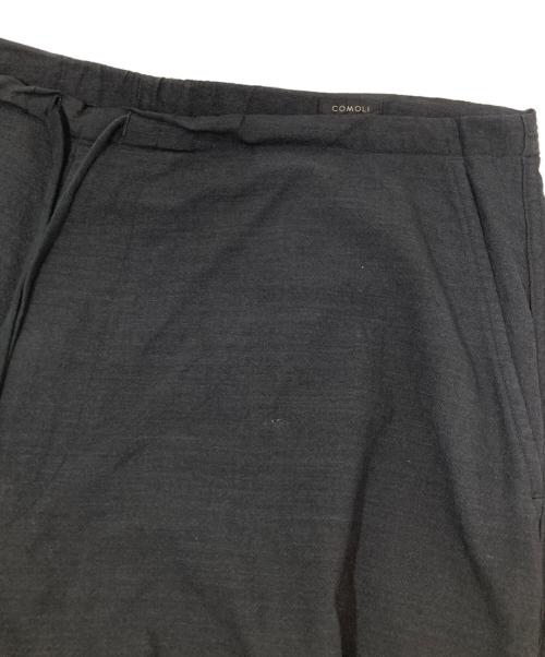 COMOLI（コモリ）COMOLI (コモリ) WOOL KNEE TUCK EASY PANTS ウールニータック イージーパンツ　T01-03003 グレー サイズ:2の古着・服飾アイテム