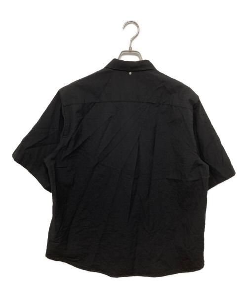 OAMC（オーエーエムシー）OAMC edition (エディション) Edition別注　exclusive IAN SHIRT(エクスクルーシブ イアンシャツ) 52-05-11-05004 / 比翼 ジップアップ 半袖シャツ ブラック サイズ:Mの古着・服飾アイテム