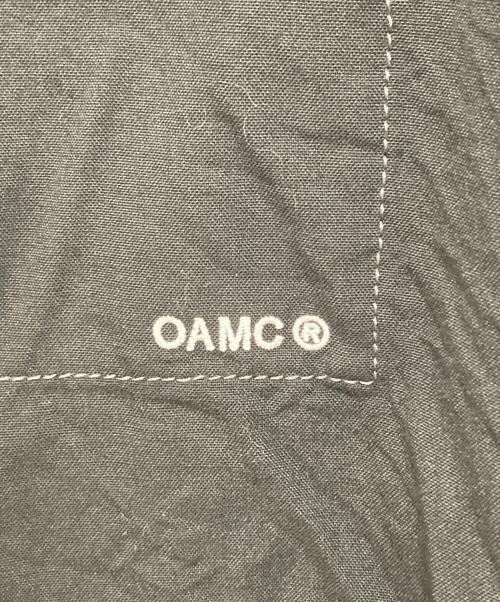 OAMC（オーエーエムシー）OAMC edition (エディション) Edition別注　exclusive IAN SHIRT(エクスクルーシブ イアンシャツ) 52-05-11-05004 / 比翼 ジップアップ 半袖シャツ ブラック サイズ:Mの古着・服飾アイテム