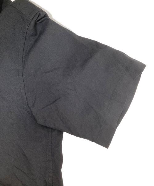 OAMC（オーエーエムシー）OAMC edition (エディション) Edition別注　exclusive IAN SHIRT(エクスクルーシブ イアンシャツ) 52-05-11-05004 / 比翼 ジップアップ 半袖シャツ ブラック サイズ:Mの古着・服飾アイテム