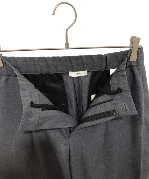 ATON（エイトン）ATON (エイトン) WOOL TROPICAL TAPERED PANTS（ウールトロピカルテーパードパンツ）PRAGCW0700 / スラックス グレー サイズ:44の古着・服飾アイテム