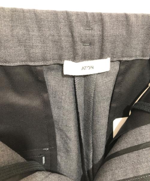 ATON（エイトン）ATON (エイトン) WOOL TROPICAL TAPERED PANTS（ウールトロピカルテーパードパンツ）PRAGCW0700 / スラックス グレー サイズ:44の古着・服飾アイテム