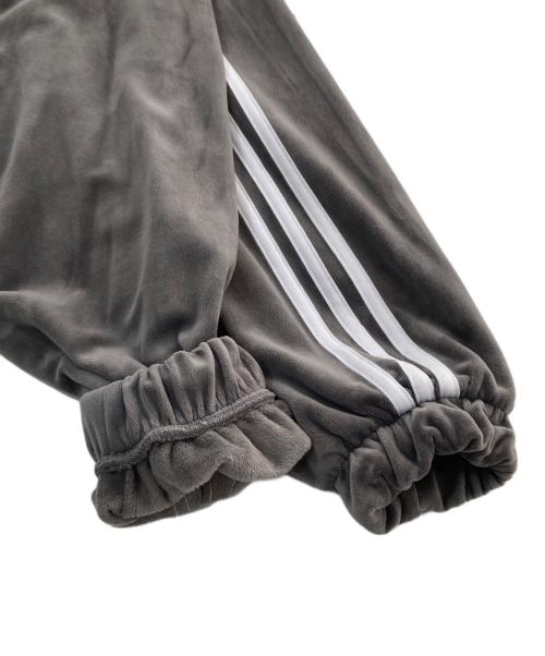 adidas（アディダス）adidas (アディダス) ベルベット オーバーサイズ トラックトップ　2J0001 グレー サイズ:Lの古着・服飾アイテム