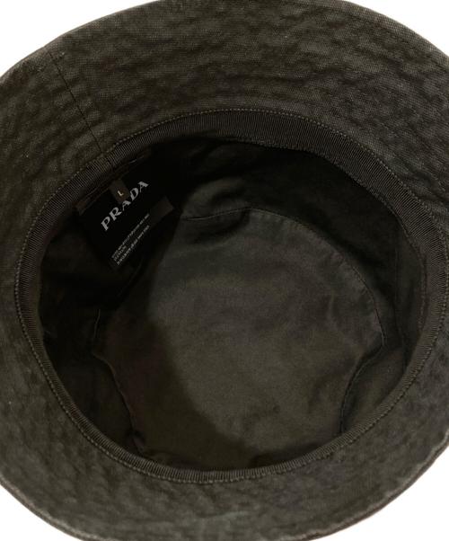 PRADA（プラダ）PRADA (プラダ) ヴィンテージ加工ロゴコットンバケットハット / 2HC137 157N ブラック サイズ:Lの古着・服飾アイテム