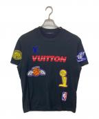 LOUIS VUITTON×NBAルイ ヴィトン×エヌビーエー）の古着「NBAマルチパッチTシャツ　RM212M DT3 HLY21W」｜ブラック