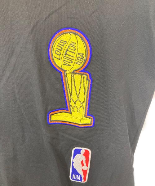 LOUIS VUITTON（ルイ ヴィトン）LOUIS VUITTON (ルイ ヴィトン) NBA (エヌビーエー) NBAマルチパッチTシャツ　RM212M DT3 HLY21W ブラック サイズ:Mの古着・服飾アイテム