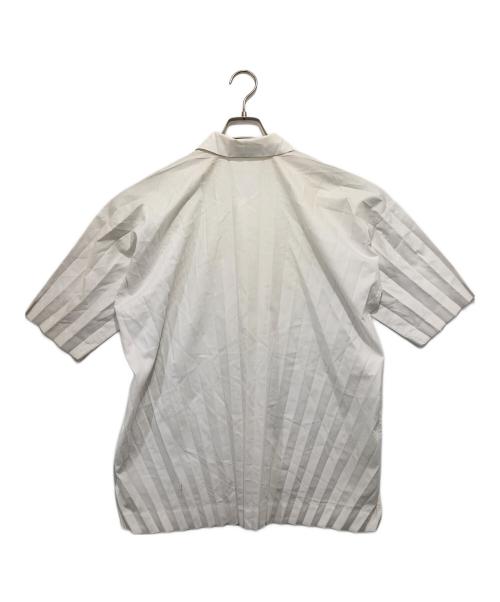 HOMME PLISSE ISSEY MIYAKE（オム プリッセ イッセイ ミヤケ）HOMME PLISSE ISSEY MIYAKE (オム プリッセ イッセイ ミヤケ) プリーツショートスリーブシャツ ホワイト サイズ:2の古着・服飾アイテム