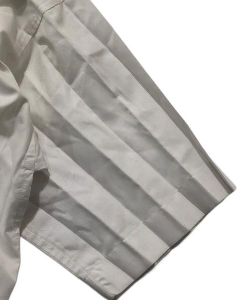 HOMME PLISSE ISSEY MIYAKE（オム プリッセ イッセイ ミヤケ）HOMME PLISSE ISSEY MIYAKE (オム プリッセ イッセイ ミヤケ) プリーツショートスリーブシャツ ホワイト サイズ:2の古着・服飾アイテム