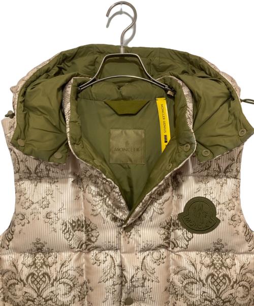 MONCLER GENIUS（モンクレール ジーニアス）MONCLER GENIUS (モンクレール ジーニアス) RABEH ダウンベスト 22AW H10921A00036 アイボリー×オリーブ サイズ:1の古着・服飾アイテム