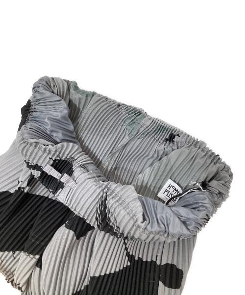 HOMME PLISSE ISSEY MIYAKE（オム プリッセ イッセイ ミヤケ）HOMME PLISSE ISSEY MIYAKE (オム プリッセ イッセイ ミヤケ) 総柄プリーツパンツ 20AW HP03JF232 グレー サイズ:2の古着・服飾アイテム