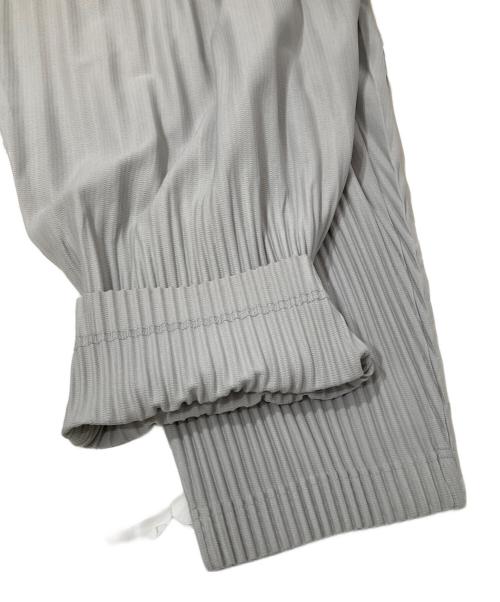 HOMME PLISSE ISSEY MIYAKE（オム プリッセ イッセイ ミヤケ）HOMME PLISSE ISSEY MIYAKE (オム プリッセ イッセイ ミヤケ) BASIC pleated tapered pants(テーパードパンツ) HP55JF153 グレー サイズ:3の古着・服飾アイテム