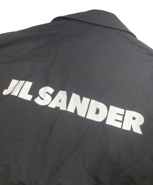 JIL SANDER（ジルサンダー）JIL SANDER (ジルサンダー) バックロゴプリントコーチジャケット  W BLOUSON 03 PNT J23BN0003 ブラック サイズ:46の古着・服飾アイテム
