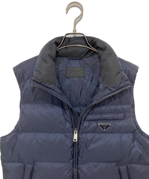 PRADA（プラダ）PRADA (プラダ) 三角ロゴ トライアングルプレート ダウンベスト　SGJ191 R132 ネイビー サイズ:48の古着・服飾アイテム