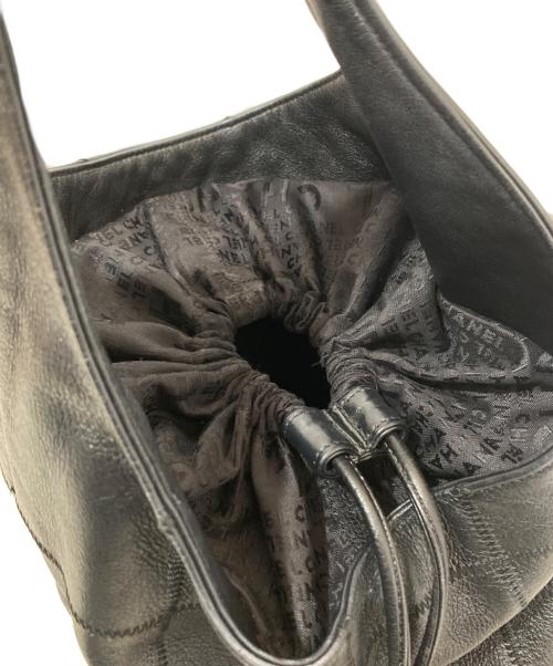 CHANEL（シャネル）CHANEL (シャネル) ココマークチョコバー巾着フリンジバッグ　A19981 ブラックの古着・服飾アイテム