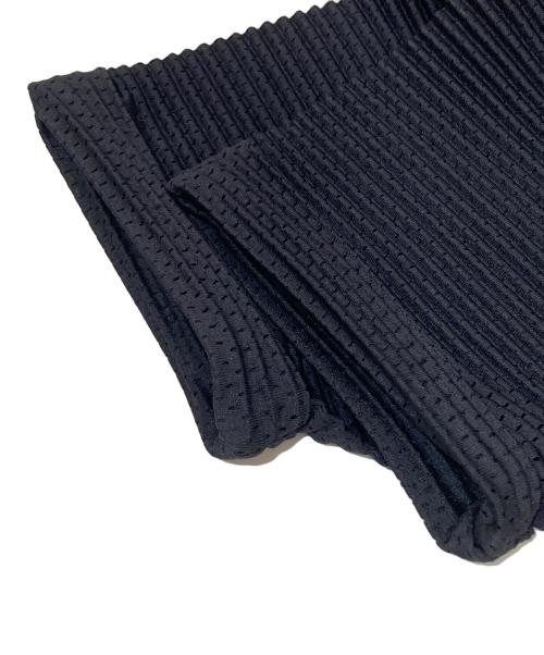 HOMME PLISSE ISSEY MIYAKE（オム プリッセ イッセイ ミヤケ）HOMME PLISSE ISSEY MIYAKE (オム プリッセ イッセイ ミヤケ) メッシュプリーツ フーデッドガウンコート　HP91JA149 ブラック サイズ:SIZE 1の古着・服飾アイテム