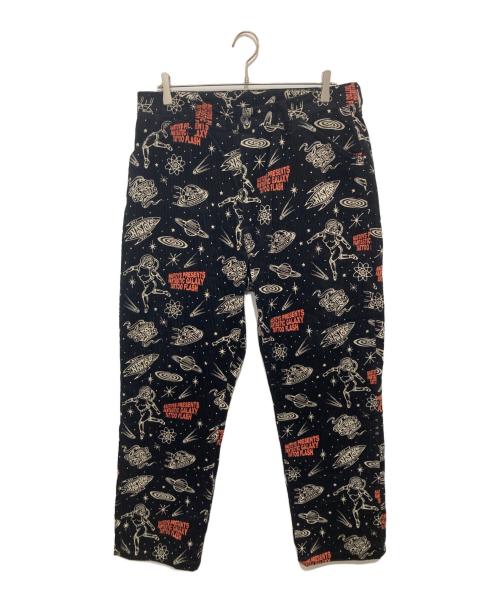 NASTOYS（ナストナイズ）NASTOYS (ナストナイズ) TATTOO STUDIO YAMADA (タトゥースタジオヤマダ) GALAXY TATTOO FLASH TROUSERS　総柄コーデュロイパンツ ブラック サイズ:XLの古着・服飾アイテム