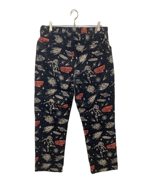 NASTOYS（ナストナイズ）NASTOYS (ナストナイズ) TATTOO STUDIO YAMADA (タトゥースタジオヤマダ) GALAXY TATTOO FLASH TROUSERS　総柄コーデュロイパンツ ブラック サイズ:XLの古着・服飾アイテム
