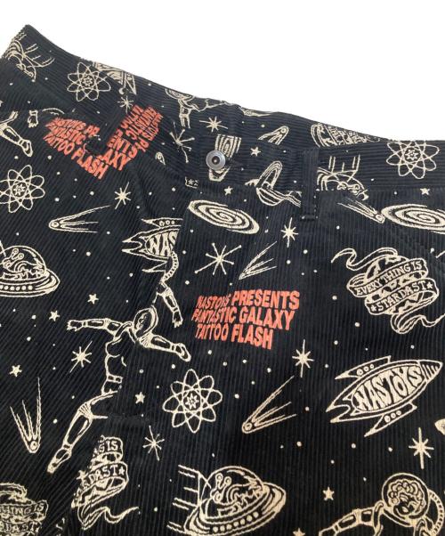 NASTOYS（ナストナイズ）NASTOYS (ナストナイズ) TATTOO STUDIO YAMADA (タトゥースタジオヤマダ) GALAXY TATTOO FLASH TROUSERS　総柄コーデュロイパンツ ブラック サイズ:XLの古着・服飾アイテム