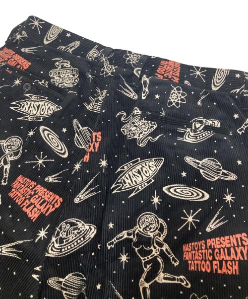 NASTOYS（ナストナイズ）NASTOYS (ナストナイズ) TATTOO STUDIO YAMADA (タトゥースタジオヤマダ) GALAXY TATTOO FLASH TROUSERS　総柄コーデュロイパンツ ブラック サイズ:XLの古着・服飾アイテム