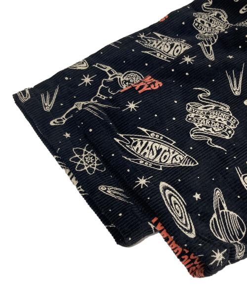 NASTOYS（ナストナイズ）NASTOYS (ナストナイズ) TATTOO STUDIO YAMADA (タトゥースタジオヤマダ) GALAXY TATTOO FLASH TROUSERS　総柄コーデュロイパンツ ブラック サイズ:XLの古着・服飾アイテム