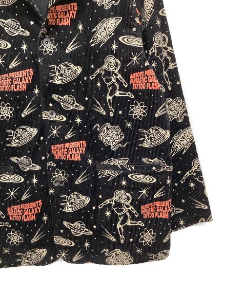 NASTOYS（ナストナイズ）NASTOYS (ナストナイズ) TATTOO STUDIO YAMADA (タトゥースタジオヤマダ) GALAXY TATTOO FLASH SACK COAT　総柄コーデュロイジャケット ブラック サイズ:XLの古着・服飾アイテム