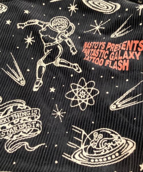 NASTOYS（ナストナイズ）NASTOYS (ナストナイズ) TATTOO STUDIO YAMADA (タトゥースタジオヤマダ) GALAXY TATTOO FLASH SACK COAT　総柄コーデュロイジャケット ブラック サイズ:XLの古着・服飾アイテム
