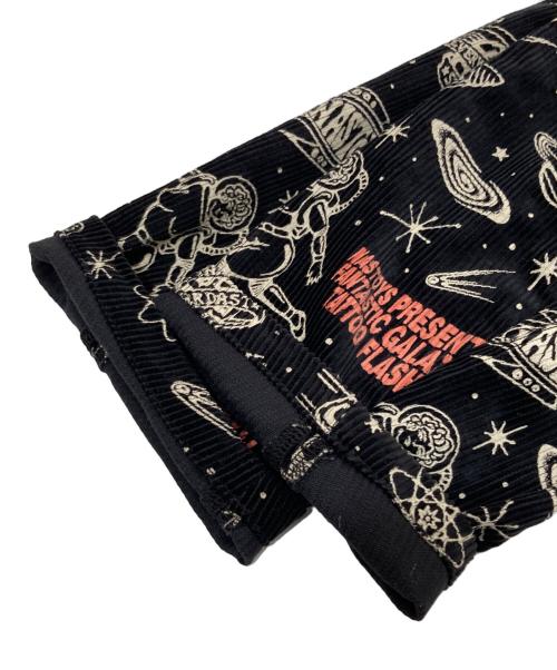 NASTOYS（ナストナイズ）NASTOYS (ナストナイズ) TATTOO STUDIO YAMADA (タトゥースタジオヤマダ) GALAXY TATTOO FLASH SACK COAT　総柄コーデュロイジャケット ブラック サイズ:XLの古着・服飾アイテム