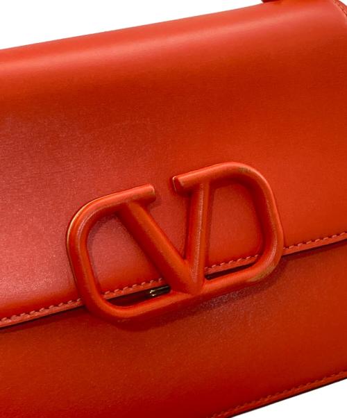 VALENTINO GARAVANI（ヴァレンティノ・ガラヴァーニ）VALENTINO GARAVANI (ヴァレンティノ・ガラヴァーニ) Vスリング ショルダーバッグ SW0B0F01RQR オレンジの古着・服飾アイテム