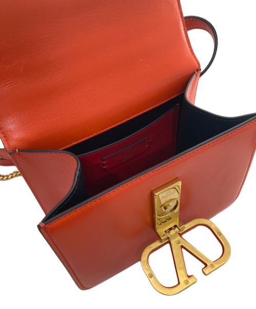 VALENTINO GARAVANI（ヴァレンティノ・ガラヴァーニ）VALENTINO GARAVANI (ヴァレンティノ・ガラヴァーニ) Vスリング ショルダーバッグ SW0B0F01RQR オレンジの古着・服飾アイテム