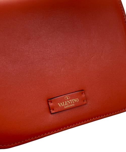 VALENTINO GARAVANI（ヴァレンティノ・ガラヴァーニ）VALENTINO GARAVANI (ヴァレンティノ・ガラヴァーニ) Vスリング ショルダーバッグ SW0B0F01RQR オレンジの古着・服飾アイテム