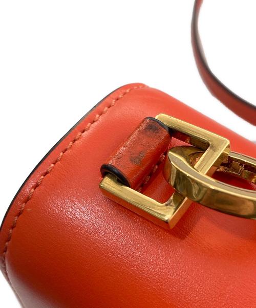 VALENTINO GARAVANI（ヴァレンティノ・ガラヴァーニ）VALENTINO GARAVANI (ヴァレンティノ・ガラヴァーニ) Vスリング ショルダーバッグ SW0B0F01RQR オレンジの古着・服飾アイテム