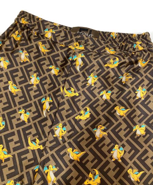 FENDI（フェンディ）FENDI (フェンディ) FRAGMENT DESIGN (フラグメントデザイン) pokemon (ポケモン) ズッカ柄 キャラクターシルクツイル パジャマパンツ　FR6550 AWZH　カイリュー ブラウン サイズ:38の古着・服飾アイテム